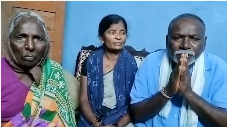 आंसुओं से पसीजा दिल, बोला- 'बस अब बहुत हुआ', अपने घर गरियाबंद में महिलाओं समेत लाखों के इनामी 9 नक्सलियों ने डाले हथियार