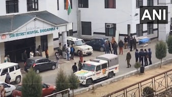 जम्मू-कश्मीर के डोडा में आर्मी की गाड़ी खाई में गिरी, 10 जवान शहीद, कई घायल