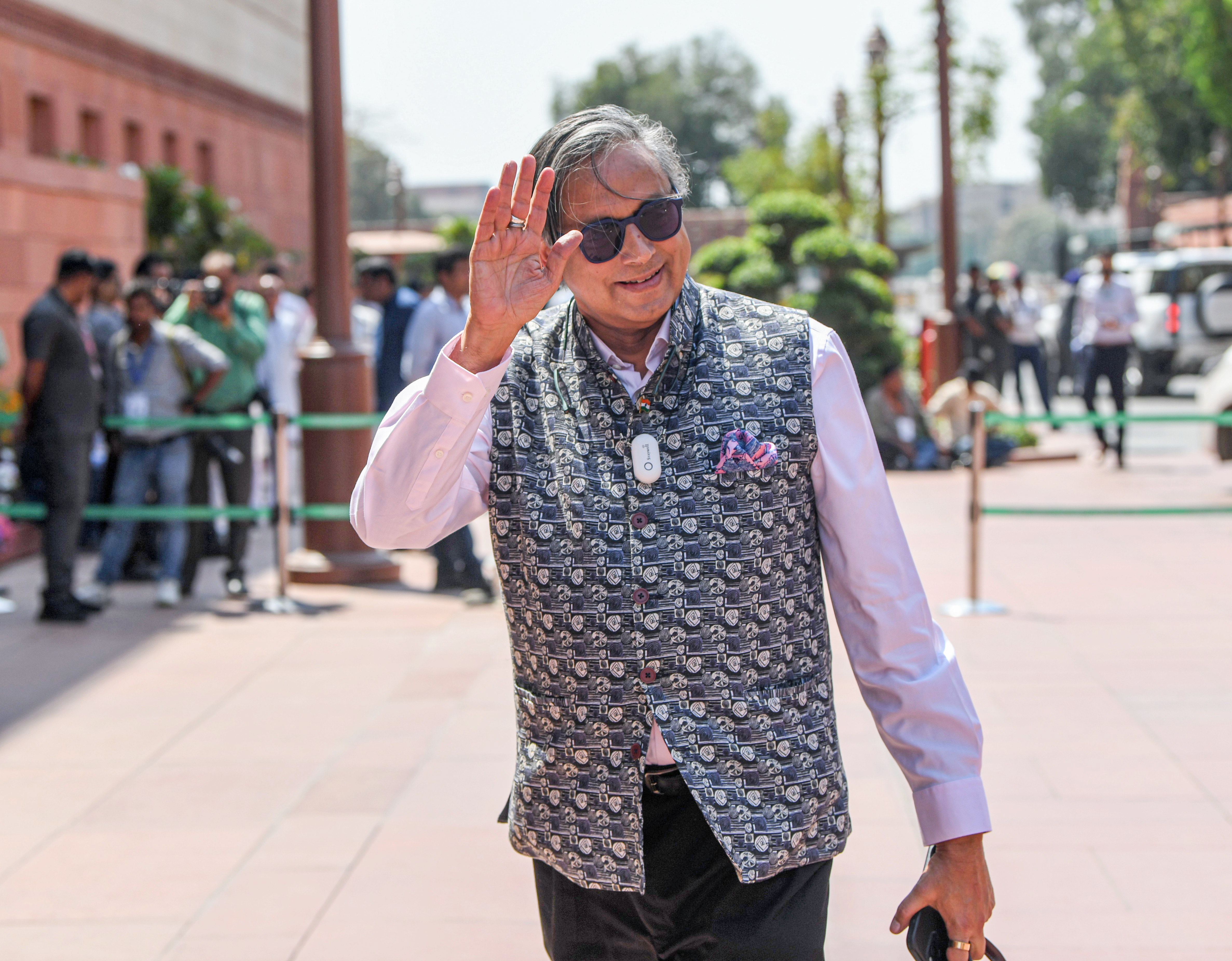 कल 'मन' मिले और आज राहुल की तारीफ में थरूर के कसीदे... समझिए इस 'पॉलिटिकल टर्न' के पीछे की कहानी