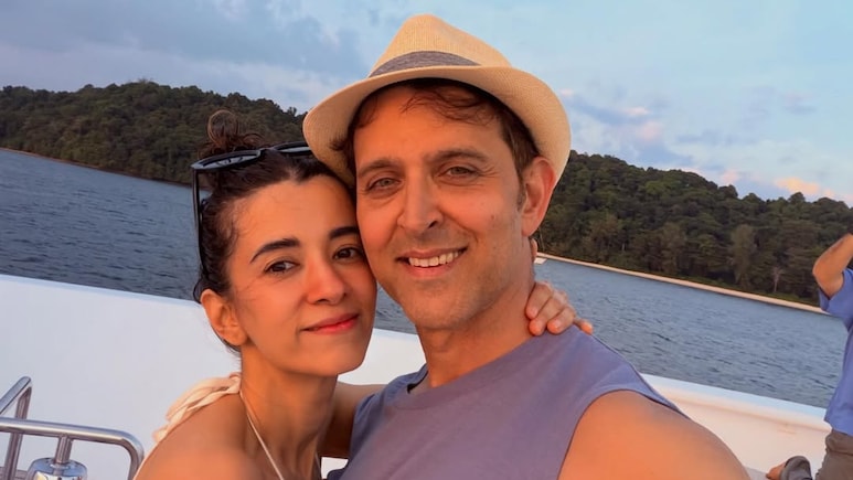 ऋतिक रोशन ने गर्लफ्रेंड, एक्स वाइफ और फैमिली के साथ मनाया 52वां बर्थडे, तस्वीरों में देखें बीच समंदर में कैसे मना जश्न