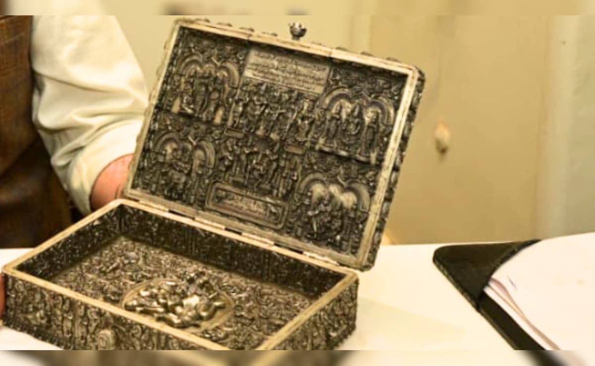  65 देवी-देवताओं को कार्ड में गया है बनाया