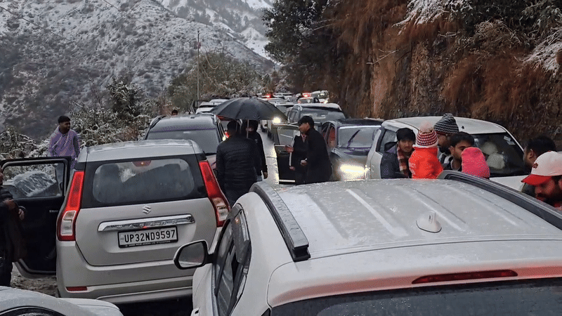 बर्फबारी बनी आफत! पहाड़ों पर घूमने का है प्लान तो चकराता में लगे लंबे जाम का वीडियो जरूर देख लें