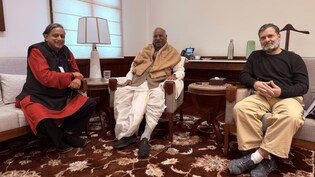 पहले राहुल गांधी से मुलाकात और आज संसद में हंगामे के बाद 40 मिनट बात, बदले-बदले से नजर आते हैं थरूर