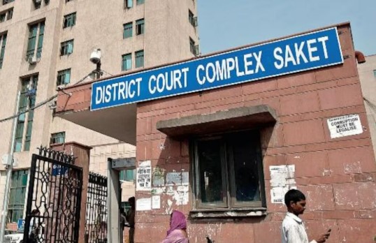 दिल्ली में साकेत कोर्ट की बिल्डिंग से कूदा शख्स, मरने से पहले सुसाइड नोट भी छोड़ा