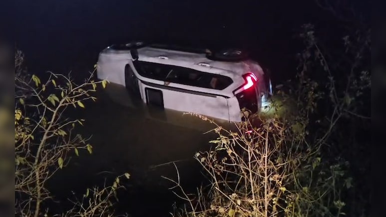 जगदलपुर में क्रिकेट खेलकर लौट रहे तीन युवकों की मौत, सड़क से गिरकर तालाब में डूबी स्कॉर्पियो