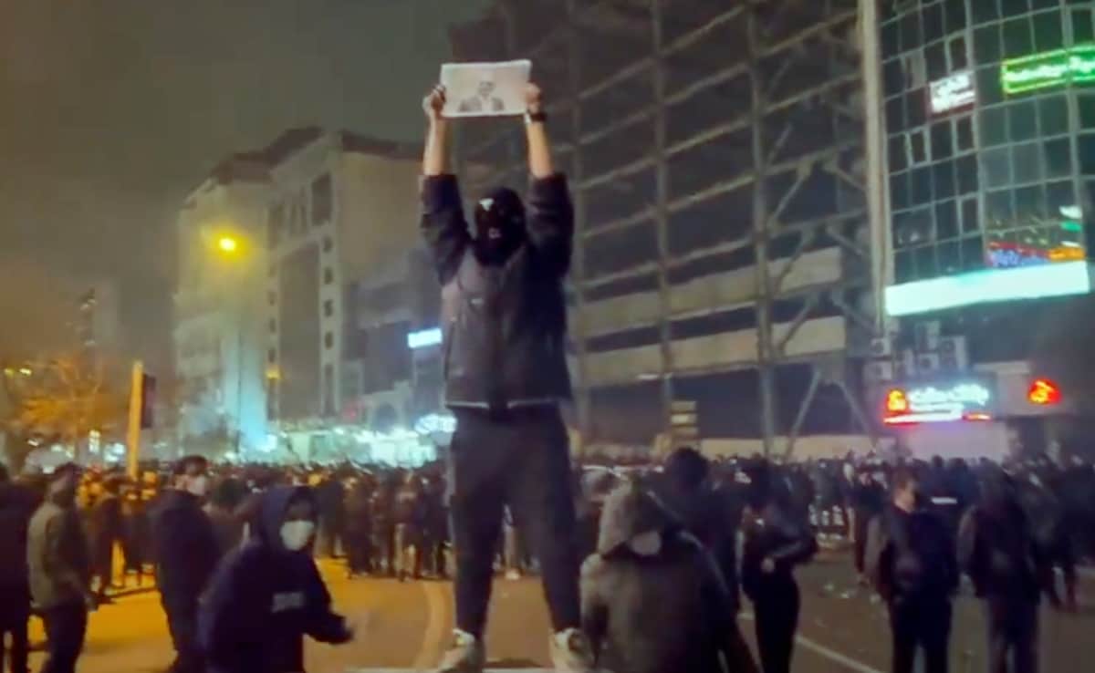 ईरान में जारी विरोध प्रदर्शनों की शुरुआत पिछले साल दिसंबर में उस समय हुई जब लोग महंगाई आदि के खिलाफ सड़कों पर आ गए थे.