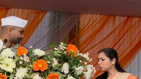 बिहार में प्रभारी मंत्री का भाषण डीएम ने बीच में ही क्यों रुकवाया? सोशल मीडिया पर VIDEO वायरल