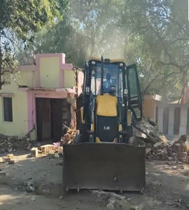 Bulldozer Action: सुलभ शौचालय पर कार्रवाई