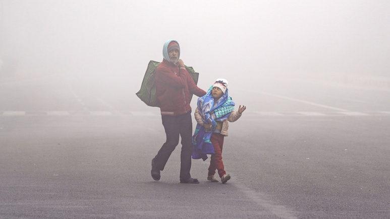 नोएडा में मौसम ले रहा गजब फिरकी, इधर बच्चों की ऑनलाइन क्लास, उधर कोहरा ही गायब