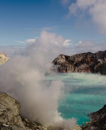 What's The Largest Acidic Lake In The World