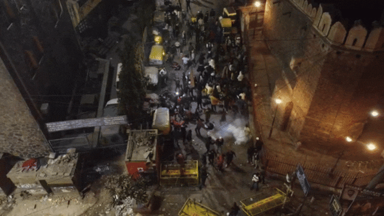 दिल्ली: तुर्कमान गेट में फैज-ए-इलाही मस्जिद के पास अवैध अतिक्रमण पर चला MCD का बुलडोजर, पथराव के बाद पुलिस ने छोड़े आंसू गैस के गोले