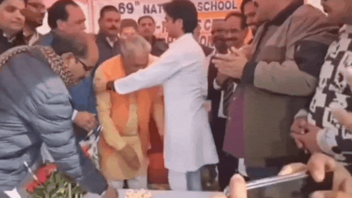 भाजपा MLA देवेंद्र जैन ने खुद से 42 साल छोटे सिंधिया के पैर क्यों छूए, NDTV को बताई वजह भाजपा MLA देवेंद्र जैन ने खुद से 42 साल छोटे सिंधिया के पैर क्यों छूए, NDTV को बताई वजह