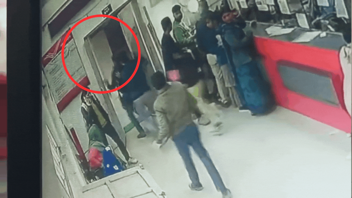 पोस्ट ऑफिस में गुंडागर्दी का VIDEO; क्लर्क ने ग्राहक को मारा चाटा, धक्के मारकर बाहर निकाला