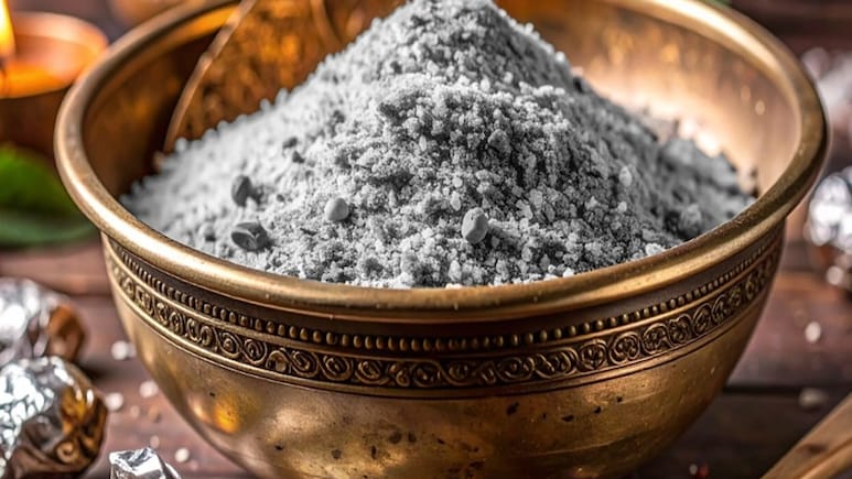 चांदी लगा देगा त्वचा पर चार चांद! जानें रजत भस्म स्किन को कैसे बनाएगा ग्लोइंग