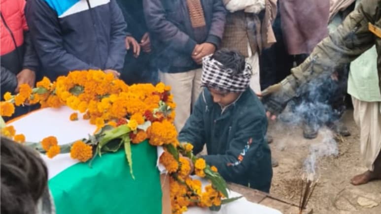 अलवर के BSF जवान गोविंद बैरवा का सैन्य सम्मान से हुए अंतिम संस्कार, 8 साल के बेटे ने दी मुखाग्नि