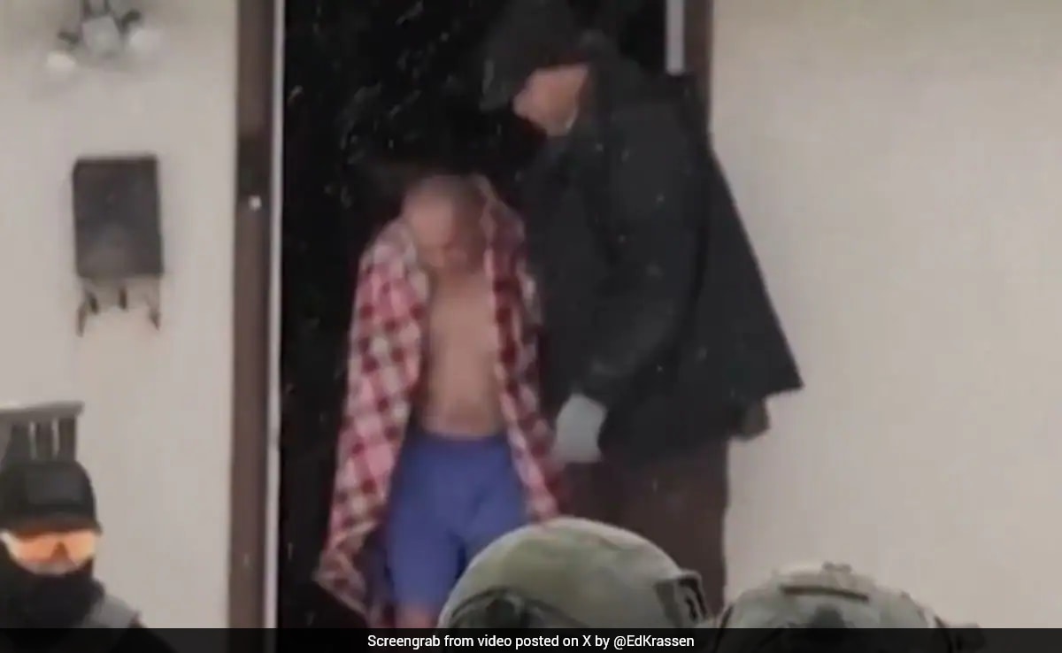 Immigration Agents Detain Minnesota Man In Boxers, Blanket Without Warrant