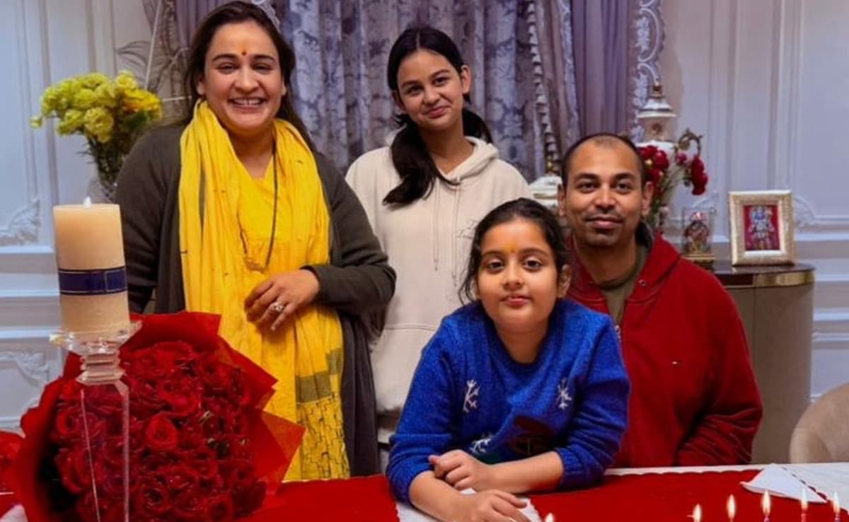 अपनी दोनों बेटियों के साथ अपर्णा बिष्ट यादव और प्रतीक यादव. 