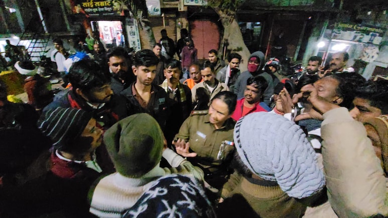 Dewas News: देवास में दरगाह निर्माण को लेकर हंगामा, पुलिस ने हटवाया अतिक्रमण