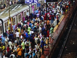Mumbai Local : लोकलमधील गर्दी कशी कमी होणार? काय आहेत पर्याय? आलोकच्या हत्येने गंभीर मुद्दा चर्चेत&nbsp;
