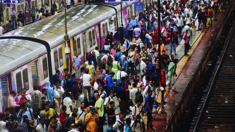 Mumbai Local : लोकलमधील गर्दी कशी कमी होणार? काय आहेत पर्याय? आलोकच्या हत्येने गंभीर मुद्दा चर्चेत&nbsp;