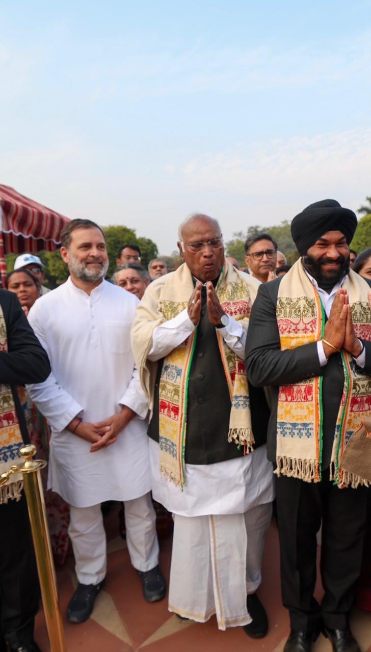 बिना गमछे के नजर आ रहे राहुल गांधी.