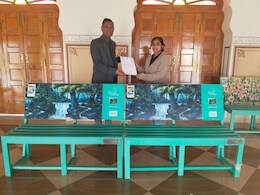 Rajasthan: 'बॉटल फॉर चेंज' की पहल के तहत 1175 किलोग्राम के प्लास्टिक का उपयोग कर बनाई 15 बेंचेज