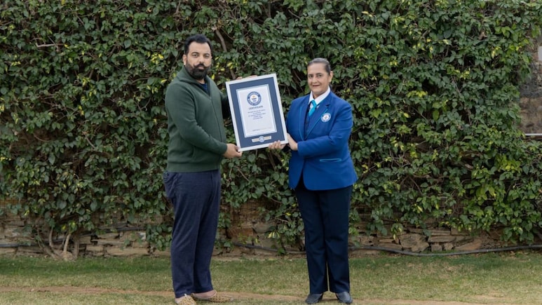 Rajasthan:  डॉ. लक्ष्यराज सिंह ने 1400 मटकों से बनाया 10वां गिनीज वर्ल्ड रिकॉर्ड, पिता को समर्पित किया सम्मान