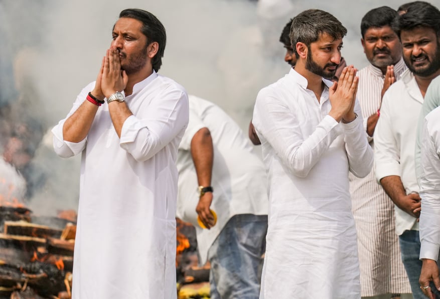 अजित पवार के अंतिम संस्कार में पार्थ और जय पवार अजित पवार के अंतिम संस्कार में पार्थ और जय पवार