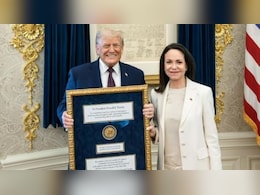 नोबेल पुरस्कार हाथों में लेते ही चहक उठे ट्रंप... आखिरकार पूरी हुई मुराद, मचाडो ने व्हाइट हाउस में प्रजेंट किया मेडल