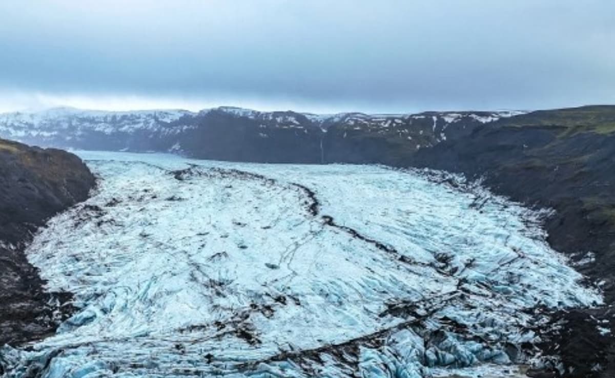 ग्रीनलैंड के ग्लेशियर जो मुख्य भू-भाग से सटे हुए हैं वो पिघलकर समुद्र में मिल रहे हैं ग्रीनलैंड के ग्लेशियर जो मुख्य भू-भाग से सटे हुए हैं वो पिघलकर समुद्र में मिल रहे हैं