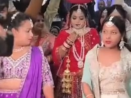 Bridal Entry: 'मेरा सोना सजन घर' आया पर डांस कर रही थीं 2 लड़कियां, तभी दुल्हन ने किया कुछ ऐसा, वायरल वीडियो देख चौंके लोग