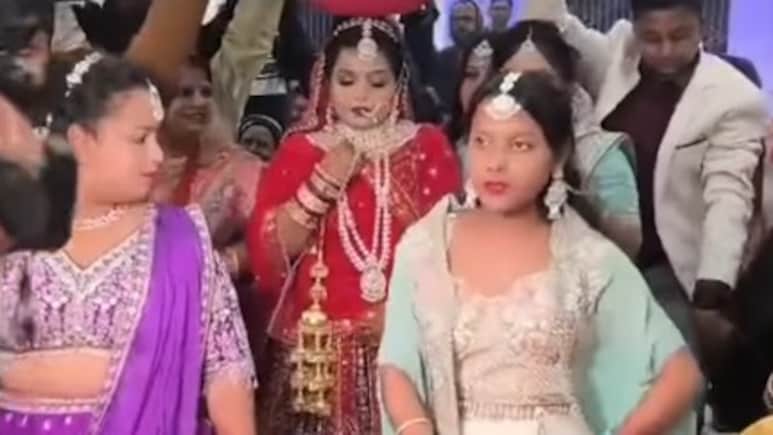 Bridal Entry: 'मेरा सोना सजन घर' आया पर डांस कर रही थीं 2 लड़कियां, तभी दुल्हन ने किया कुछ ऐसा, वायरल वीडियो देख चौंके लोग