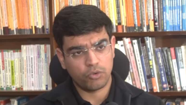 Success Story: हाथ नहीं थे, हार्दिक ने कोहनियों से कलम पकड़ पास की मुश्किल परीक्षा, बने राजस्थान में जज