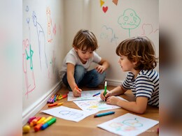 बच्चे दीवार पर क्यों चलाते हैं पेन पेंसिल? क्या ऐसा करते समय उन्हें रोकना चाहिए