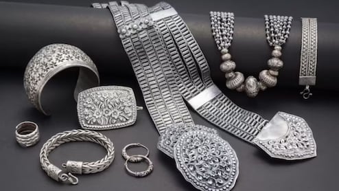 Gold Silver Price Today: सोन्या-चांदीच्या दरात मोठी घसरण, आता गुंतवणूक करावी का ?