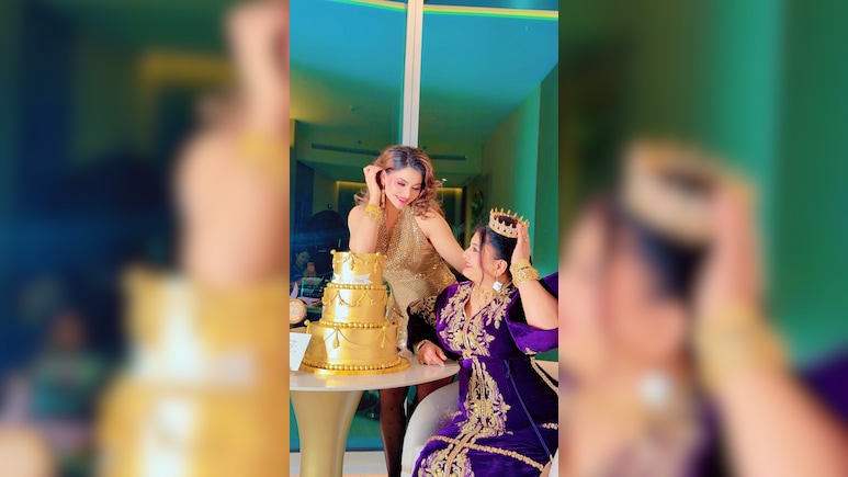 उर्वशी रौतेला ने मां मीरा रौतेला का जन्मदिन शाही अंदाज में मनाया,  24-कैरेट गोल्ड क्राउन...