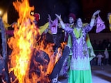 Lohri 2026 Live Updates: मूंगफली, फुल्लियां और रेवड़ी... देखें देश भर में कैसे मनाई जा रही लोहड़ी, फोटो और वीड Lohri 2026 Live Updates: मूंगफली, फुल्लियां और रेवड़ी... देखें देश भर में कैसे मनाई जा रही लोहड़ी, फोटो और वीड