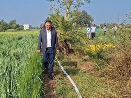 देवास कलेक्टर ऋतुराज सिंह पहुंचे ओलावृष्टि प्रभावित इलाके, गांव-गांव घूमकर देखा बर्बादी का मंजर; किसानों से की चर्चा, होगा सर्वे