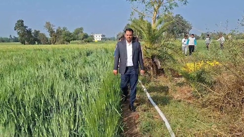 देवास कलेक्टर ऋतुराज सिंह पहुंचे ओलावृष्टि प्रभावित इलाके, गांव-गांव घूमकर देखा बर्बादी का मंजर; किसानों से की चर्चा, होगा सर्वे