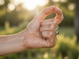 Yoga Benefits: नींद न आने से लेकर तनाव को दूर रखने में मददगार है चिन्मय मुद्रा, जानें करने का सही तरीका