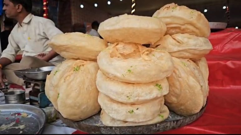 खुर्जा से ग्वालियर मेले तक: 100 साल पुरानी खजला मिठाई की वो कहानी, जो आज भी लोगों का दिल जीत रही