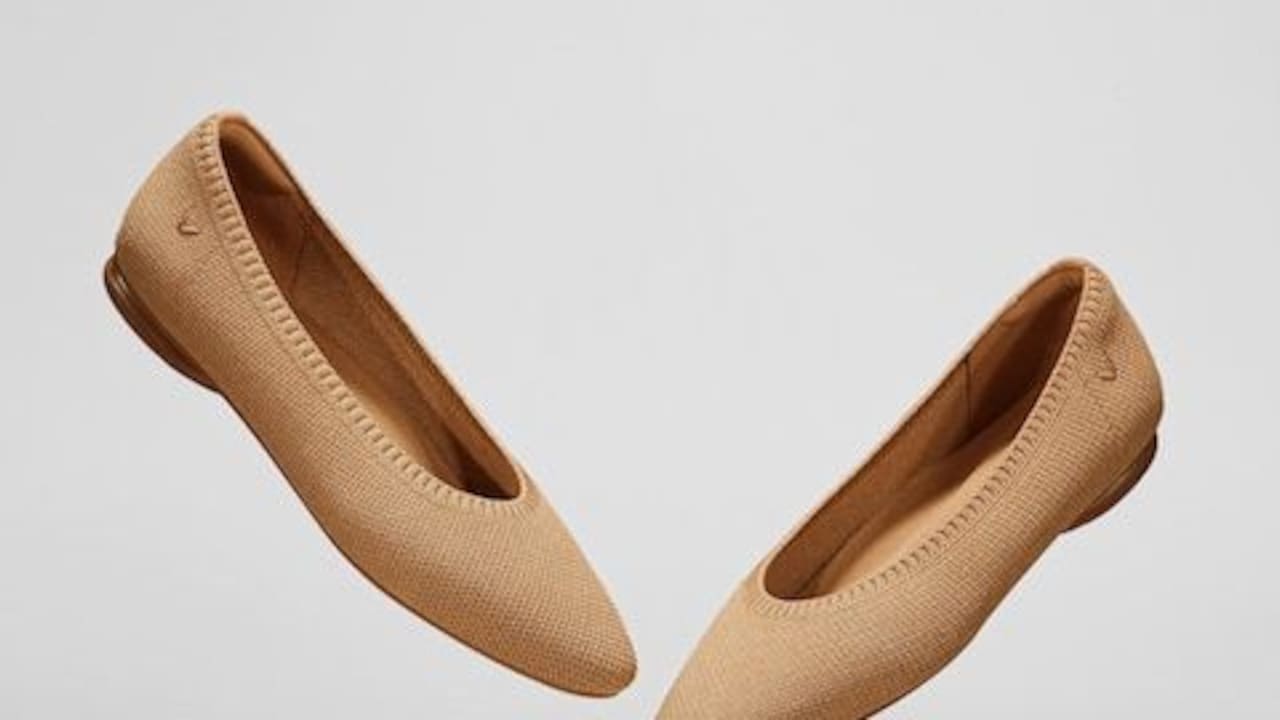 How To Choose Closed-Toe Flats For Cold Mornings Without Sacrificing Style, Warmth Or Comfort. How To Choose Closed-Toe Flats For Cold Mornings Without Sacrificing Style, Warmth Or Comfort.