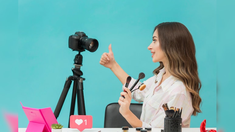 स्टाइल और ट्रैवल को बनाया जा सकता है कमाई का जरिया, जानिए सोशल मीडिया इन्फ्लुएंसर कैसे करते हैं कमाई