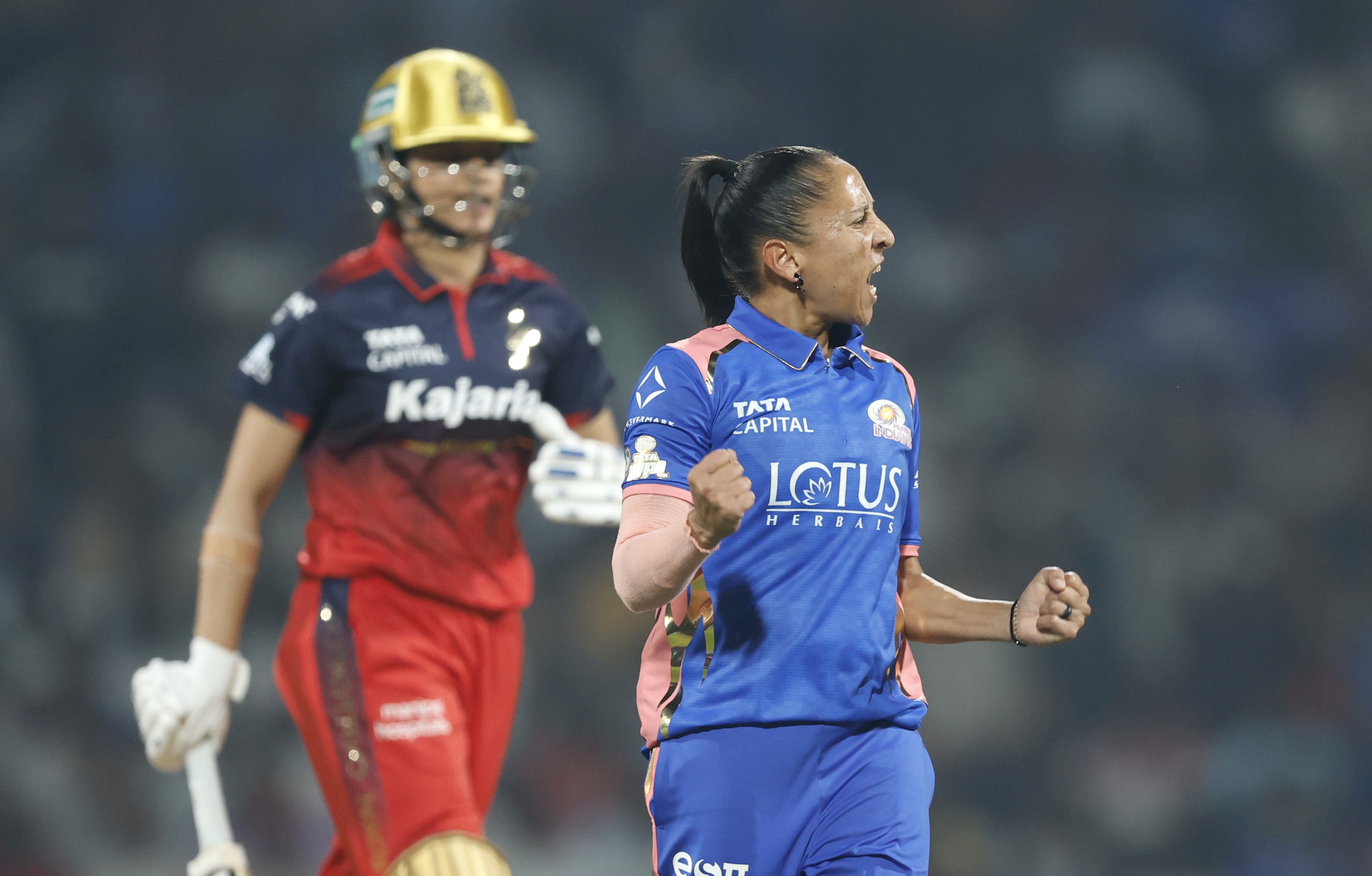 MI vs RCB Live Score: मुश्किल में स्मृति मंधाना एंड कंपनी, 25 रन के अंदर गंवाए 5 विकेट