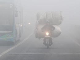 कोहरे और ठंड से आज कांप रही दिल्ली, बर्फीली हवाओं से और बिगड़ा मौसम, जानें कब मिलेगी राहत