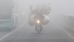 कोहरे और ठंड से आज कांप रही दिल्ली, बर्फीली हवाओं से और बिगड़ा मौसम, जानें कब मिलेगी राहत