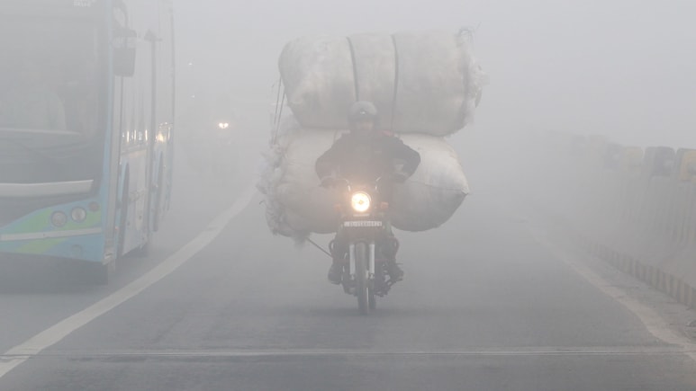 कोहरे और ठंड से आज कांप रही दिल्ली, बर्फीली हवाओं से और बिगड़ा मौसम, जानें कब मिलेगी राहत