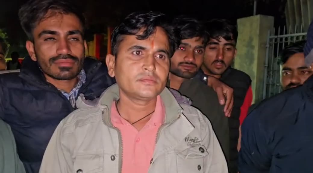 हिंदू संगठनों ने कार्रवाई की मांग की. 