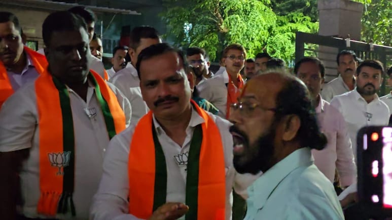 Vasai News : भर सभेत प्रदेशाध्यक्षांना अडवलं! वसईत भाजप कार्यकर्त्यांचा उद्रेक; पाहा काय घडलं