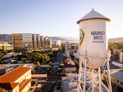 Netflix Sweetens Warner Bros Terms to All Cash in Bidding War With Paramount